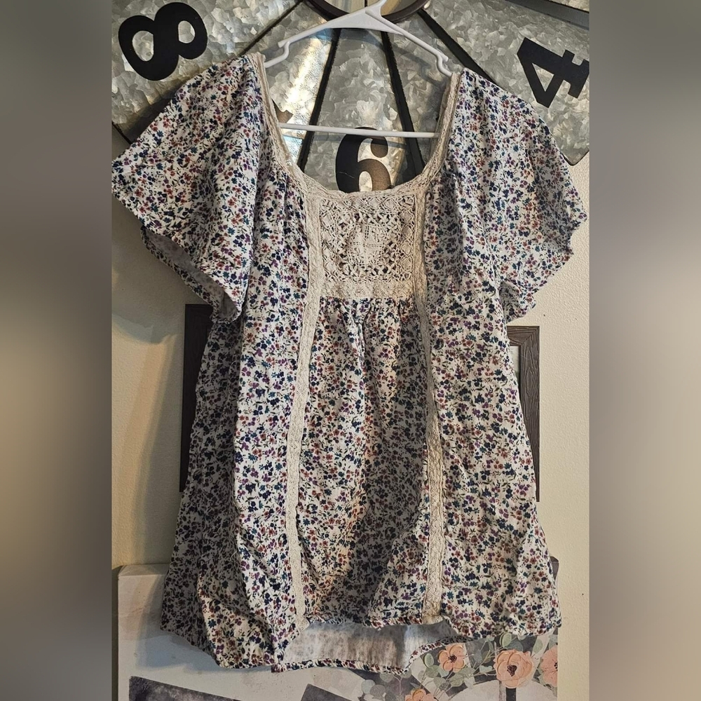 Cute floral top.